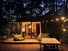 Tinyhouse met sfeervolle pellethaard en beamer in de prachtige natuur van de Veluwe Tinyhouse met sfeervolle pellethaard en beamer in de prachtige natuur van de Veluwe