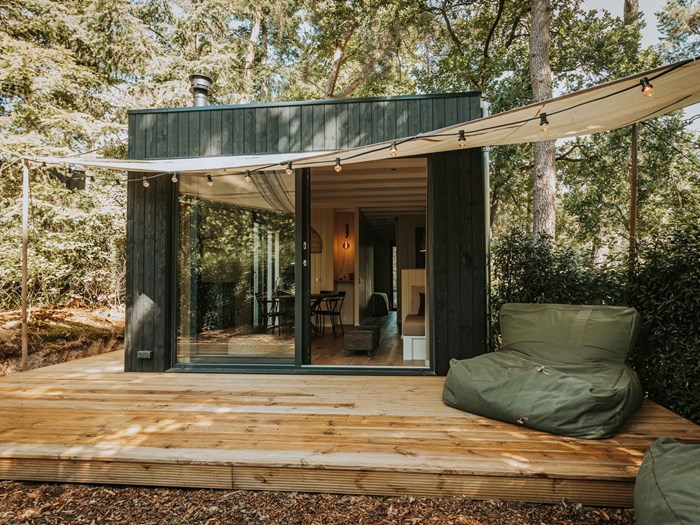 Tinyhouse met sfeervolle pellethaard en beamer in de prachtige natuur van de Veluwe Tinyhouse met sfeervolle pellethaard en beamer in de prachtige natuur van de Veluwe