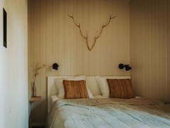 Tinyhouse met sfeervolle pellethaard en beamer in de prachtige natuur van de Veluwe Tinyhouse met sfeervolle pellethaard en beamer in de prachtige natuur van de Veluwe