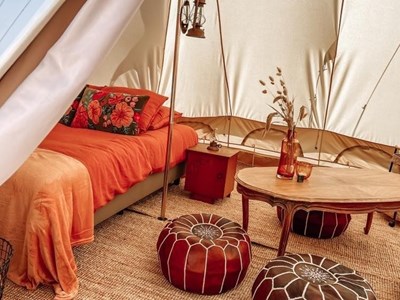 Compleet ingerichte- en sfeervol gedecoreerde Bell tent voor 4 personen Compleet ingerichte- en sfeervol gedecoreerde Bell tent voor 4 personen