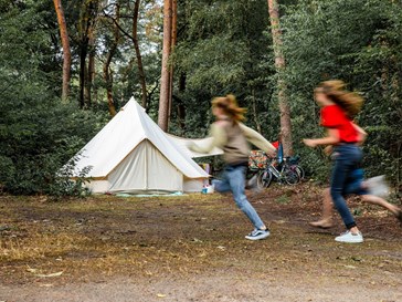 Compleet ingerichte- en sfeervol gedecoreerde Bell tent voor 4 personen Compleet ingerichte- en sfeervol gedecoreerde Bell tent voor 4 personen