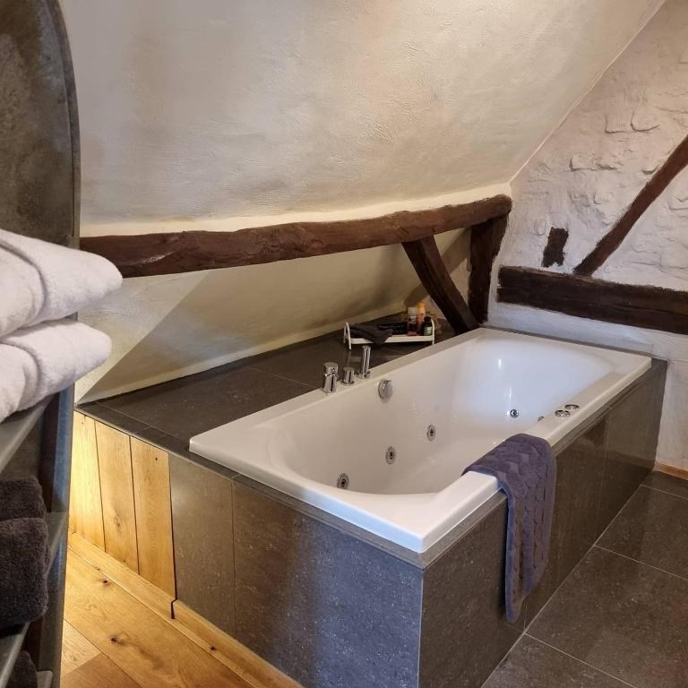 Romantische gastenkamer in een Poortgebouw uit 1735