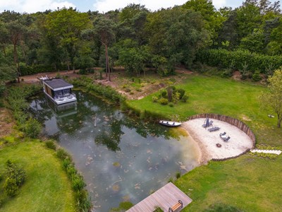Drijvend Tiny House met jacuzzi, sauna en strandje Drijvend Tiny House met jacuzzi, sauna en strandje