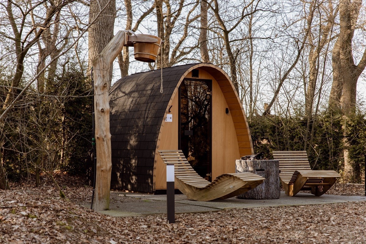 Drijvend Tiny House met jacuzzi, sauna en strandje