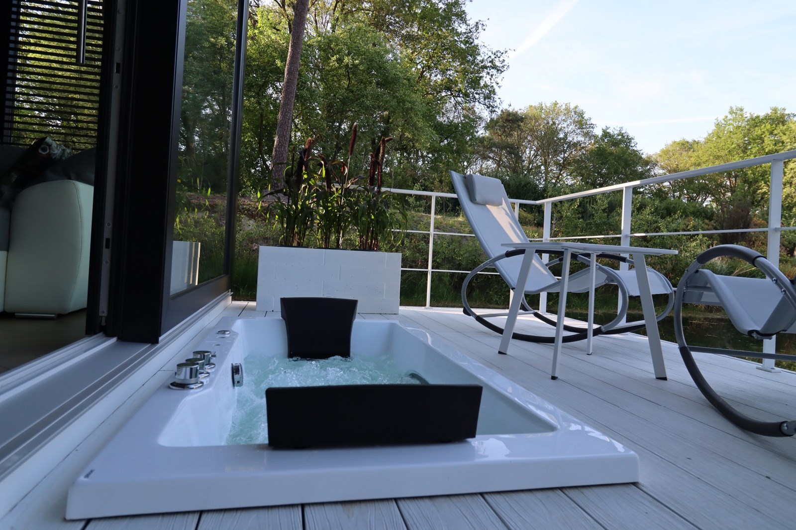 Drijvend Tiny House met jacuzzi, sauna en strandje