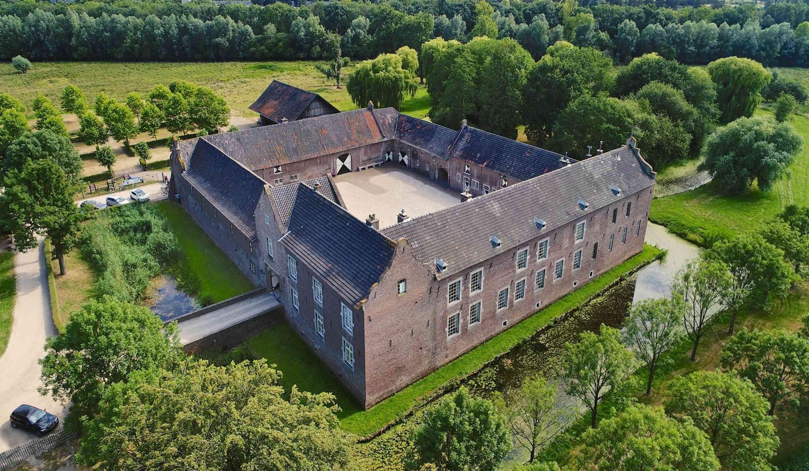 Kasteelkamer met uitzicht op de oprijlaan in Zuid-Limburg.