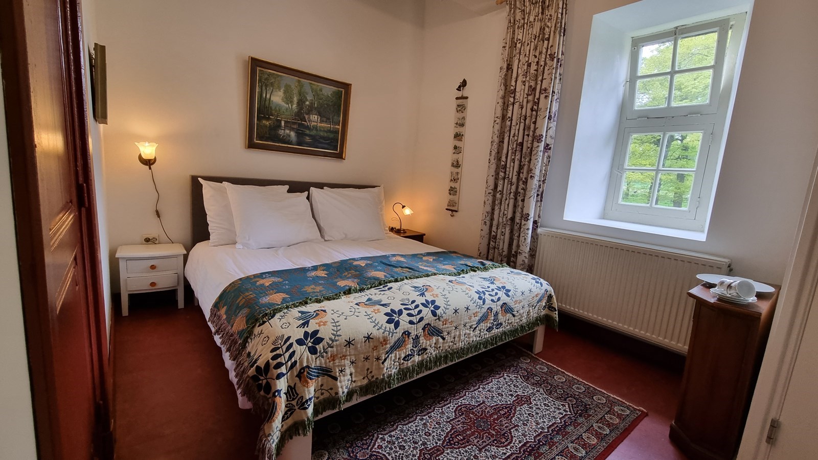 Kasteelkamer met uitzicht op de oprijlaan in Zuid-Limburg.