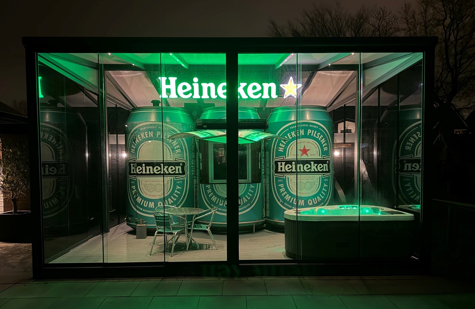 Unieke overnachting in een bierblikje vlakbij het strand