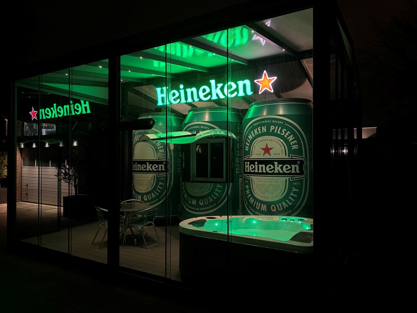 Unieke overnachting in een bierblikje met jacuzzi vlakbij het strand