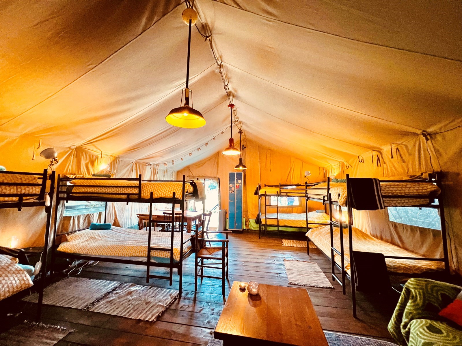 Grote groepstent aan de rand van het bos