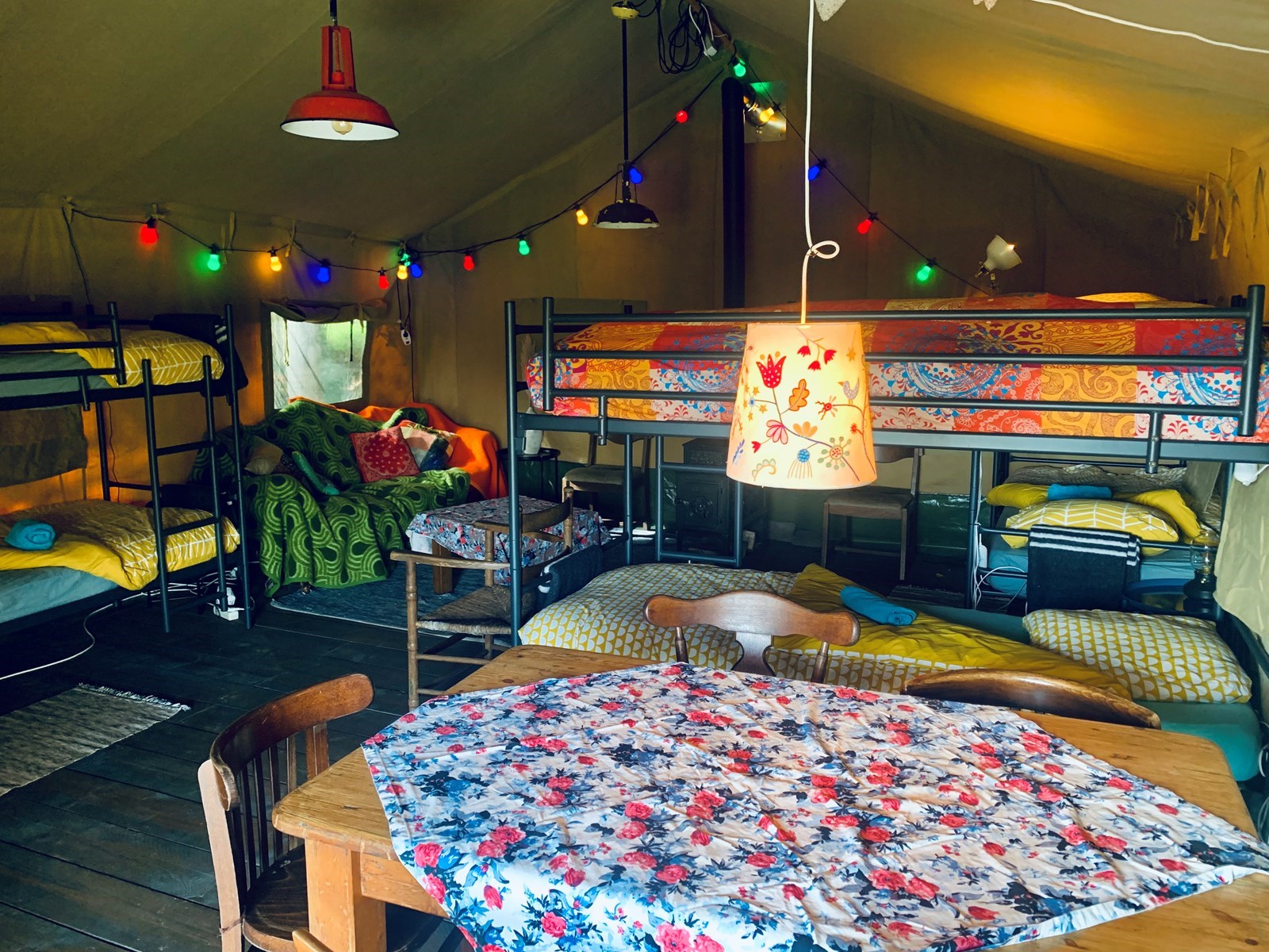 Grote groepstent aan de rand van het bos