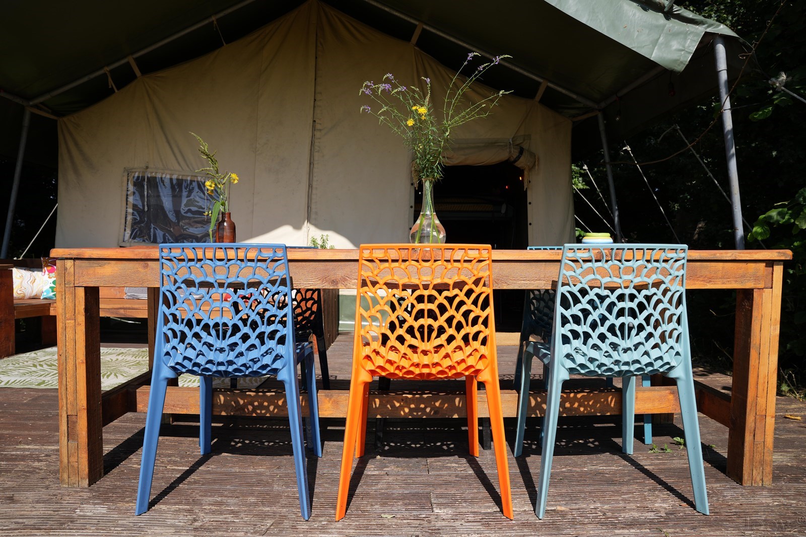 Grote groepstent aan de rand van het bos