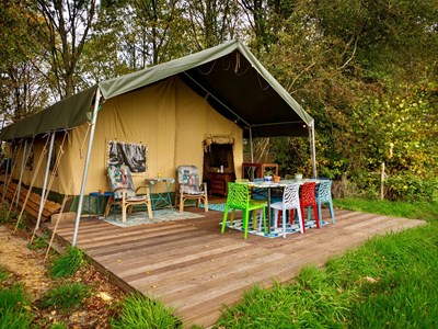 Grote groepstent aan de rand van het bos Grote groepstent aan de rand van het bos