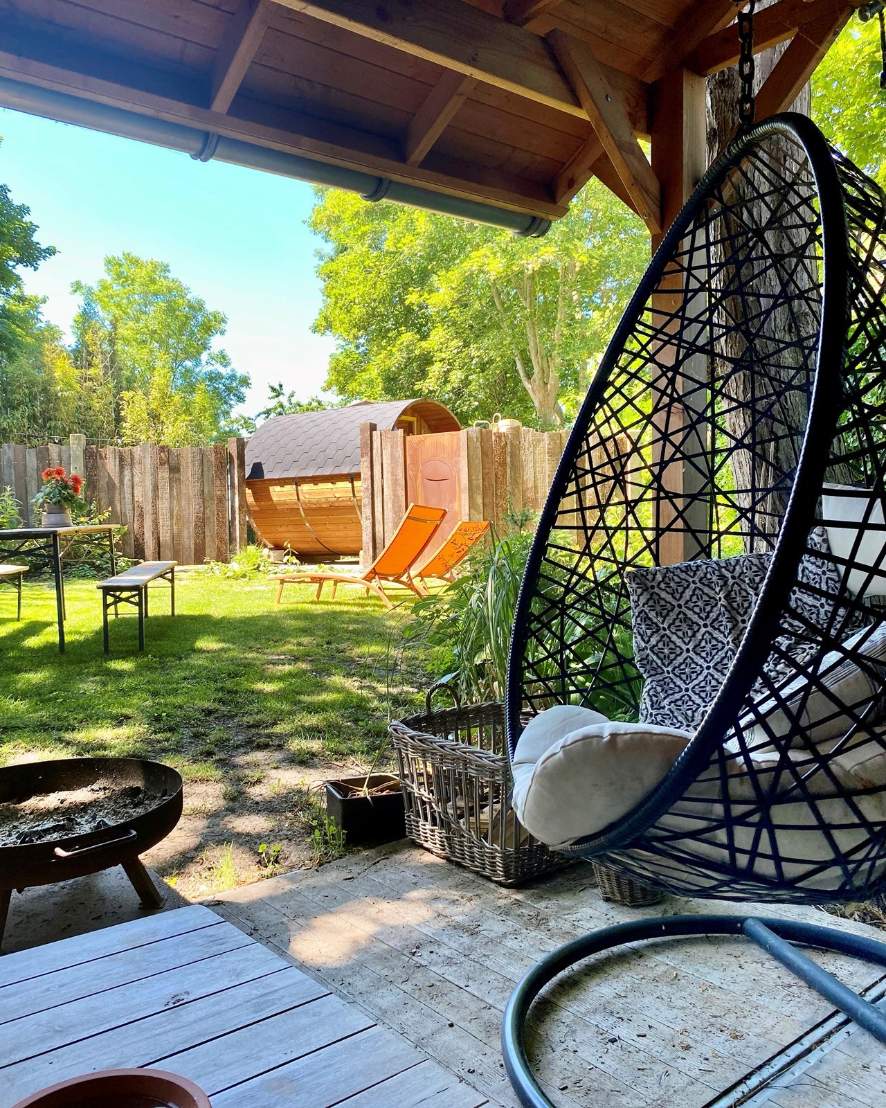 Slapen in een Schildersatelier met hottub en barrelsauna