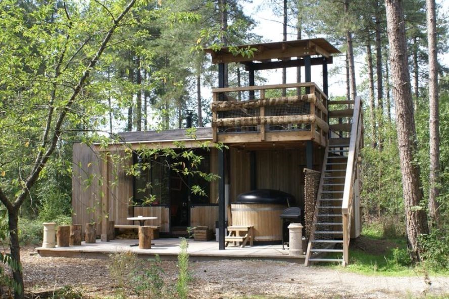 Cabin met overdekt terras op hoogte en hottub