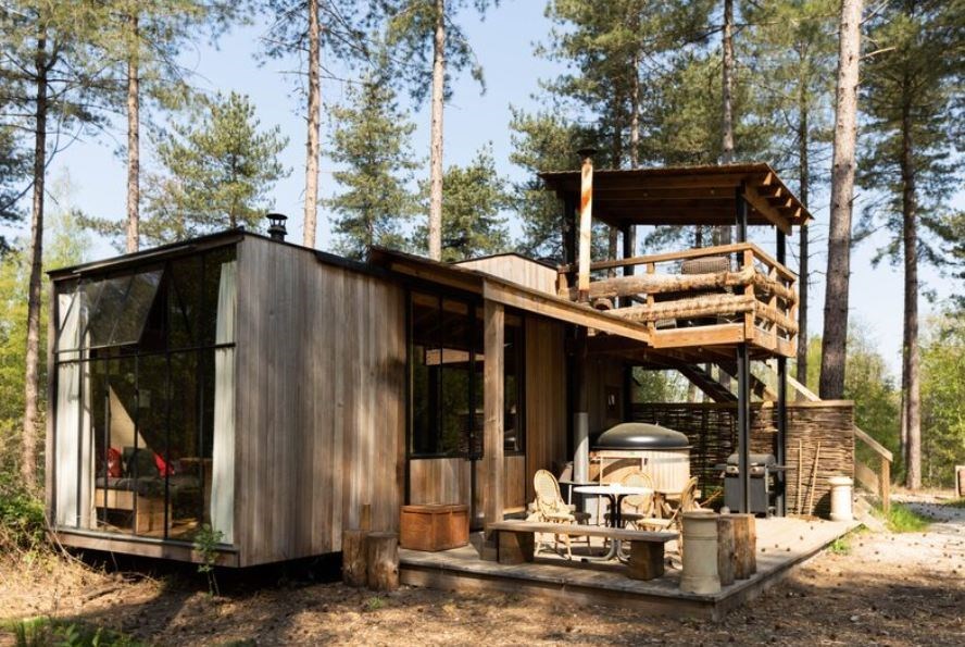 Cabin met overdekt terras op hoogte en hottub