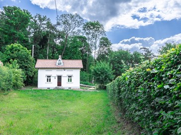 Poortwachtershuis op een Kasteelhoeve uit de 14e eeuw Poortwachtershuis op een Kasteelhoeve uit de 14e eeuw