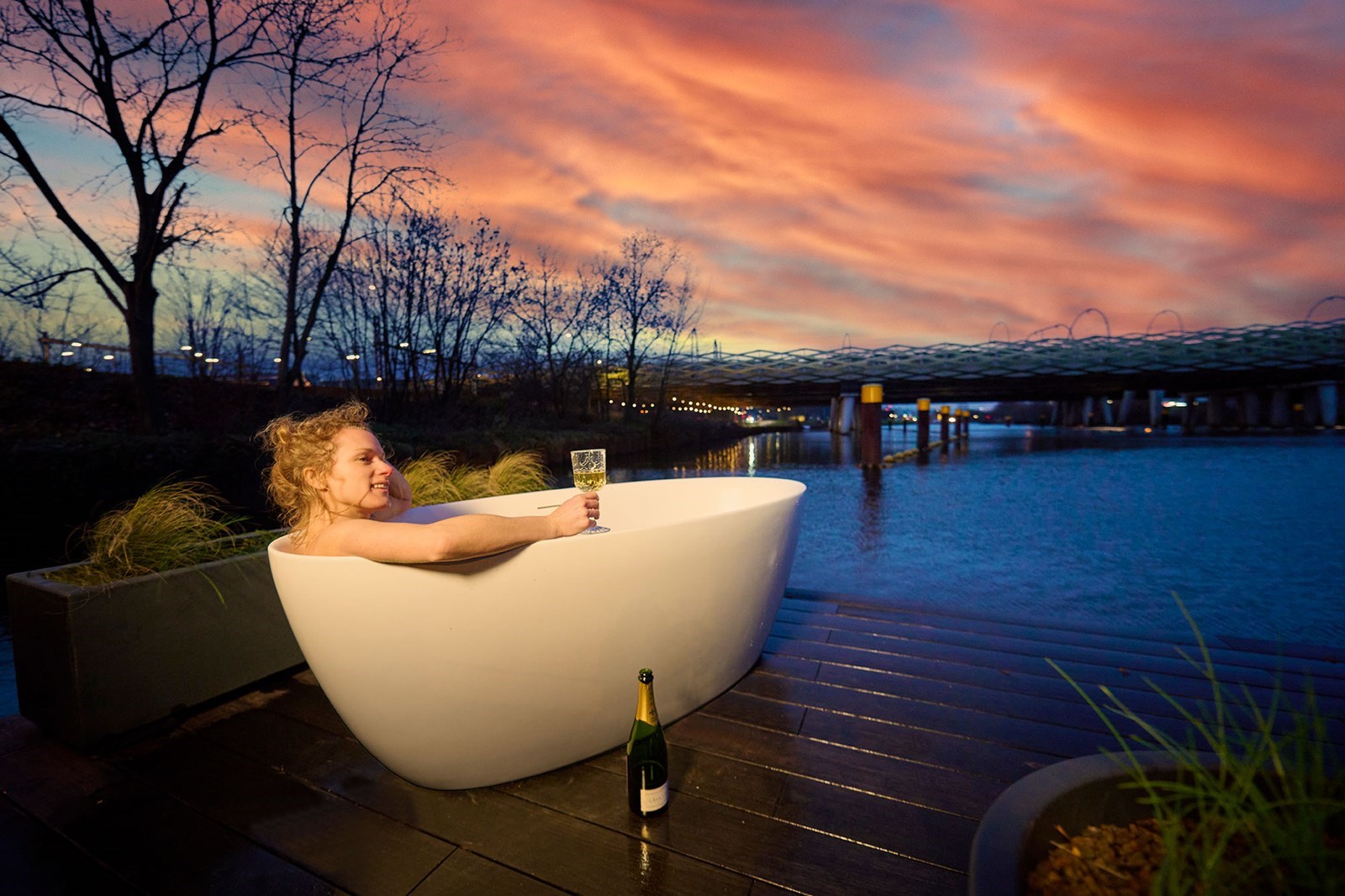 Uniek Drijvend huisje in Den Bosch met sauna en buitenbad