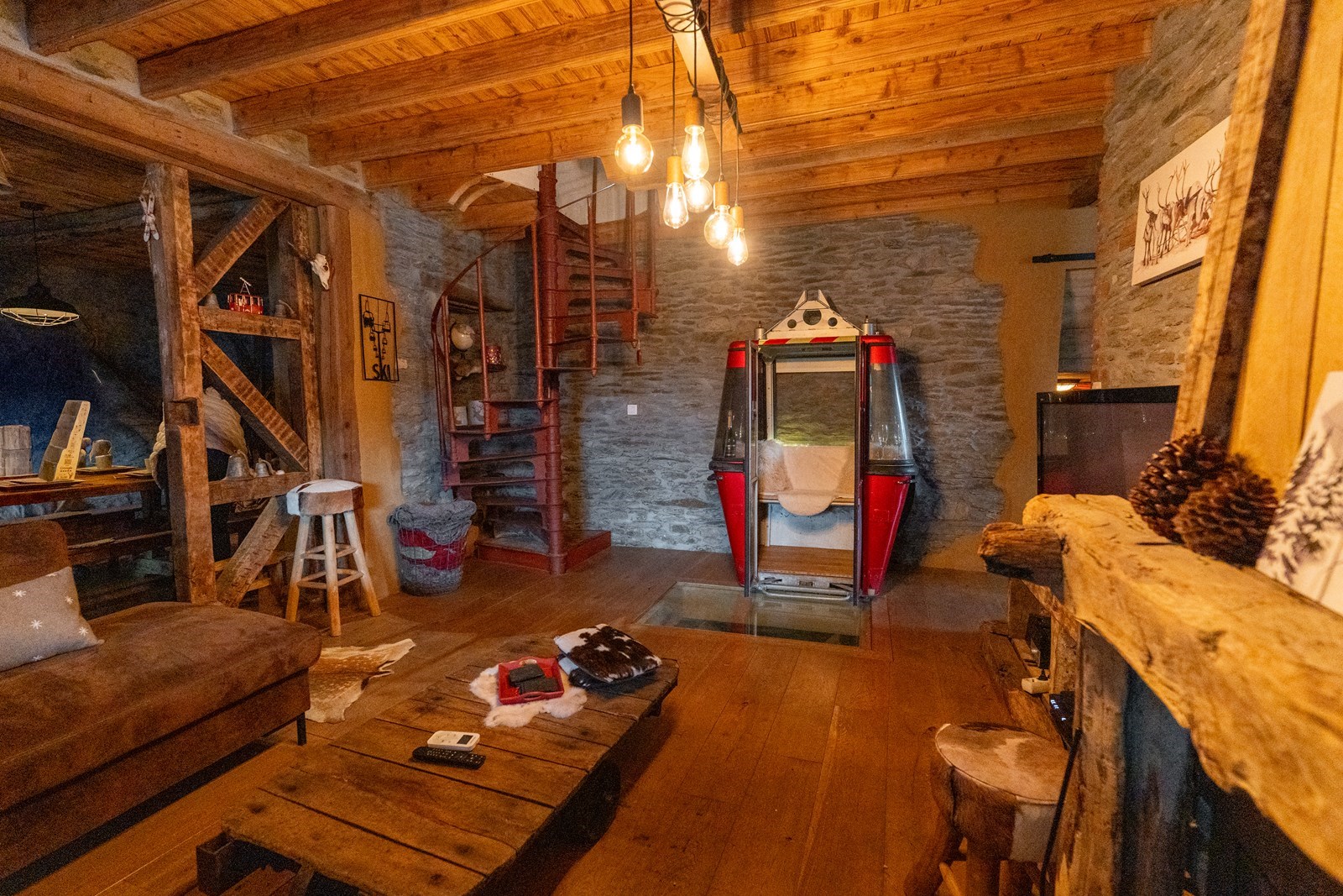 Slapen in wintersportsferen: Uniek vakantiehuis met échte skiliftcabine