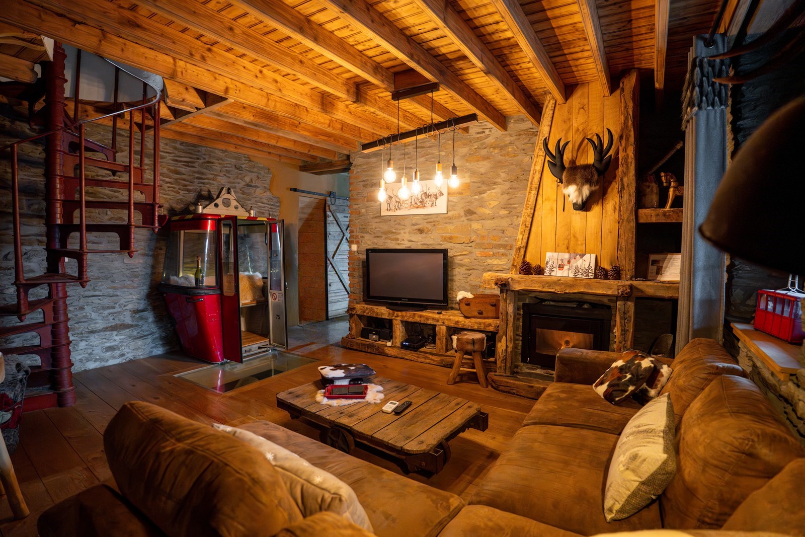 Slapen in wintersportsferen: Uniek vakantiehuis met échte skiliftcabine