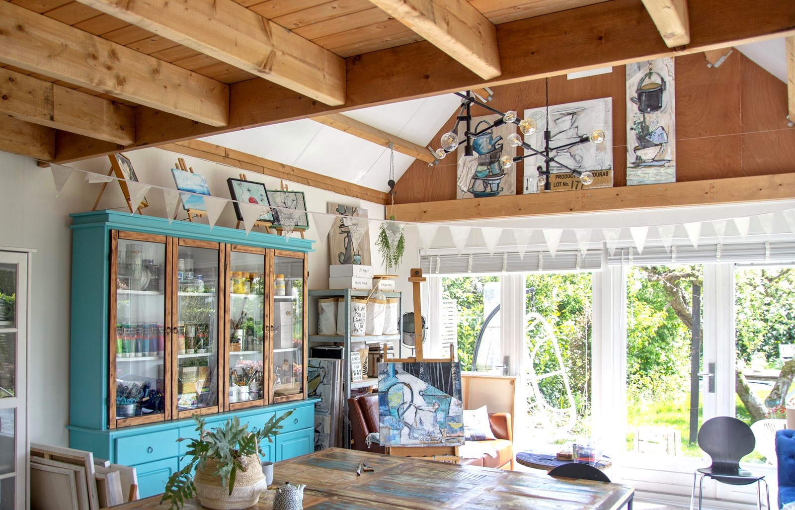 Slapen tussen de schilderijen in een Atelier