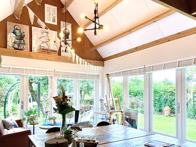 Slapen tussen de schilderijen in een Atelier Slapen tussen de schilderijen in een Atelier