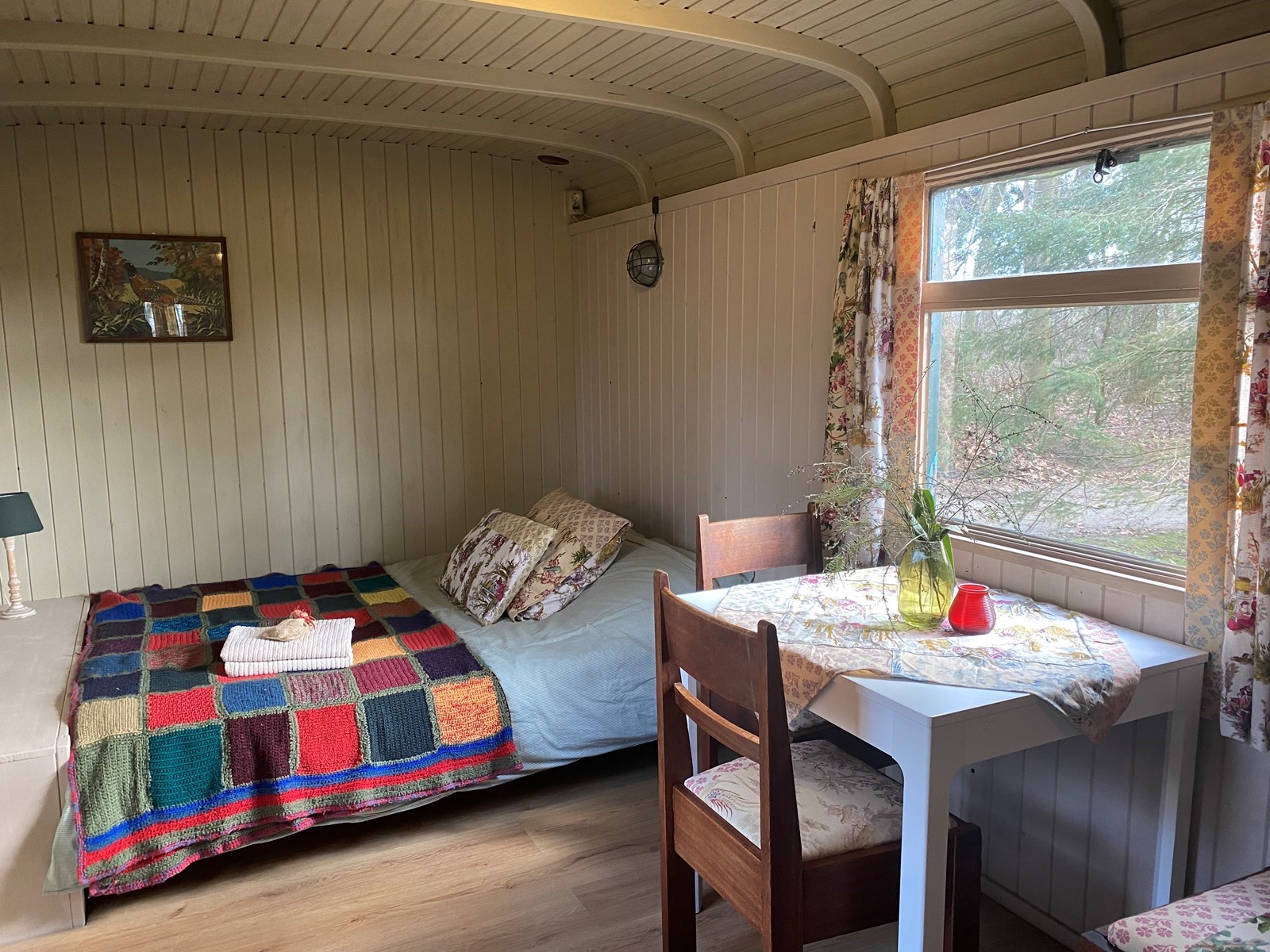 Slaapwagen midden in het bos