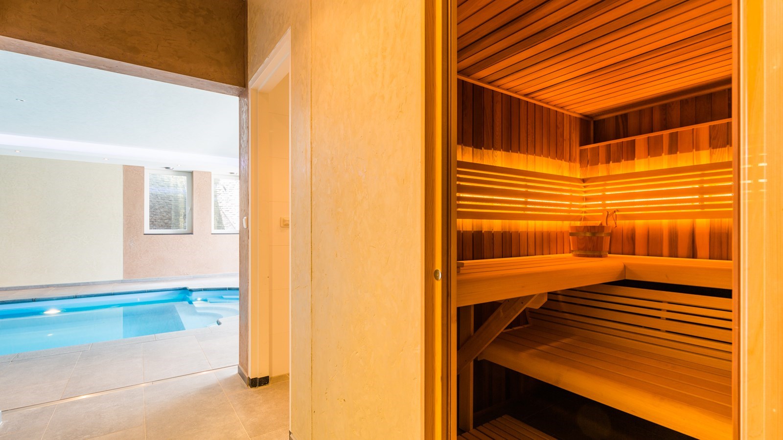 Luxe groepsaccommodatie met binnenzwembad en sauna