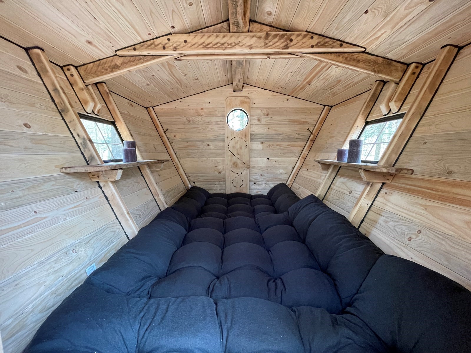 Romantisch Slaapwagentje in het bos