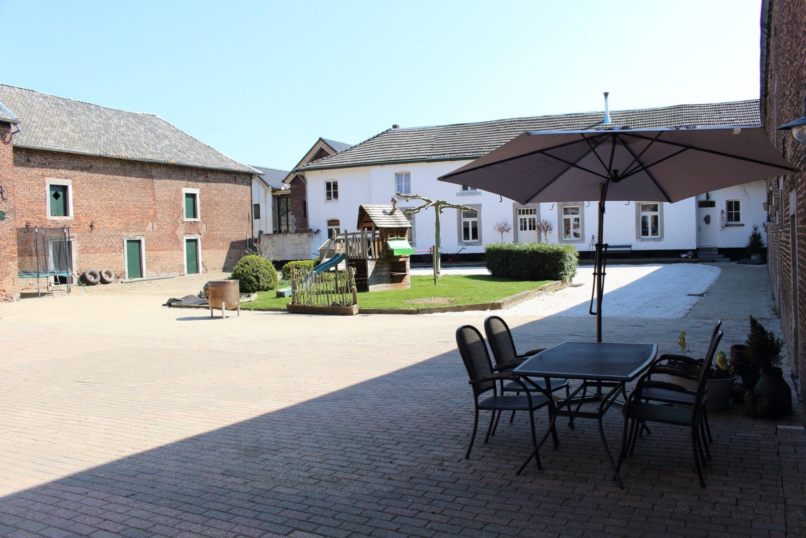 Voormalige Melkstal in een 16 eeuwse carré boerderij