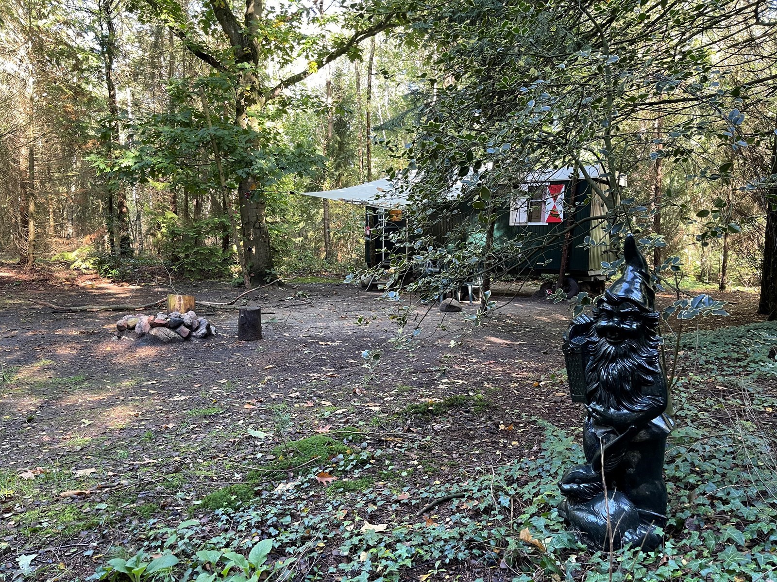 Slaapwagen waar een grote boskabouter de wacht houdt