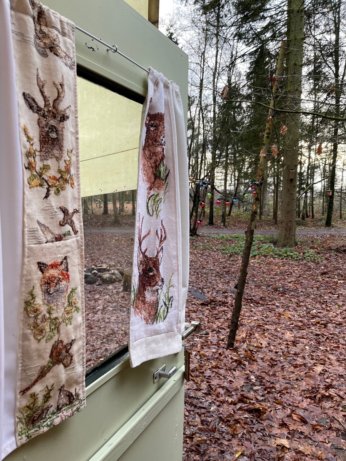 Slaapwagen waar een grote boskabouter de wacht houdt