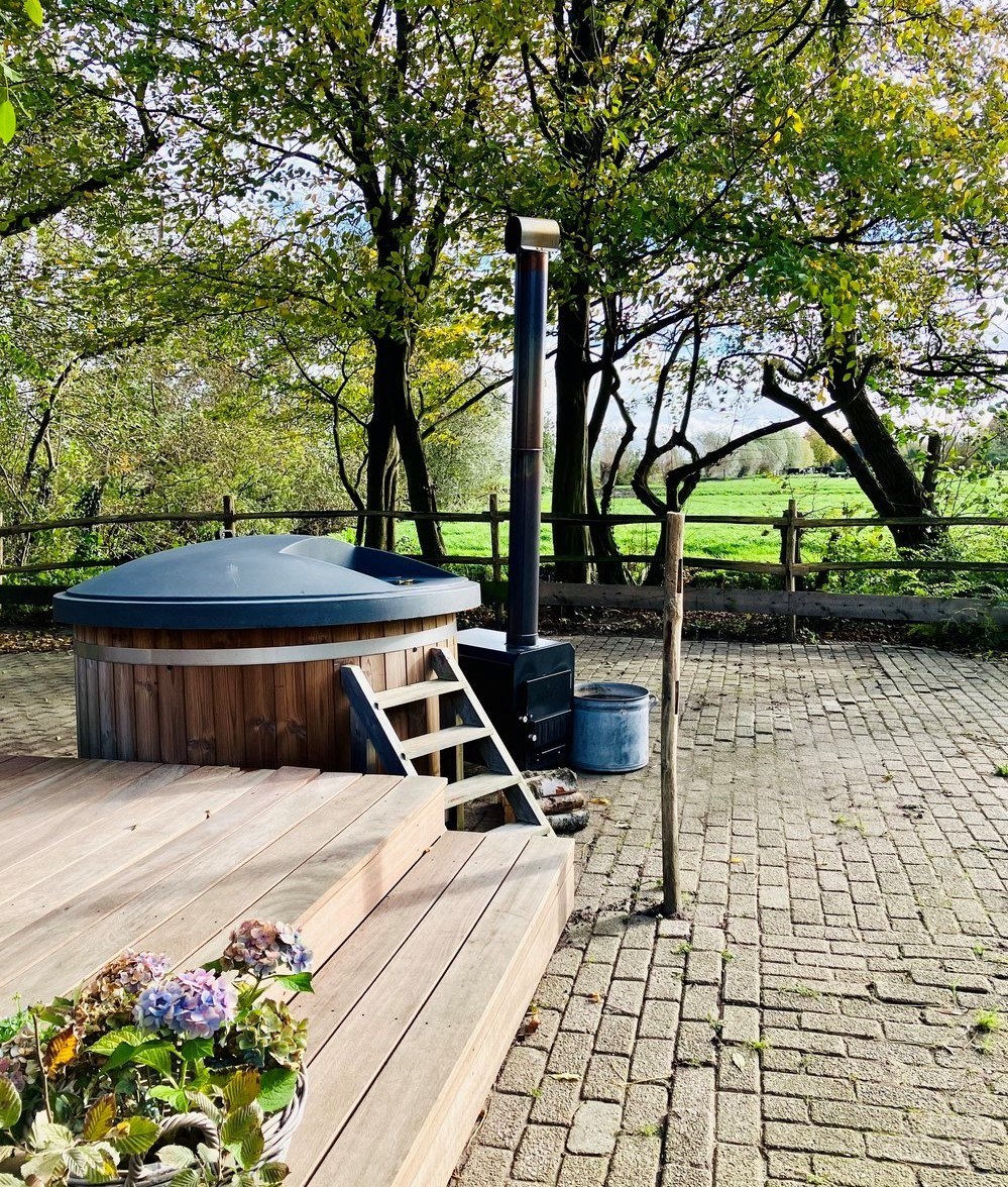 Uniek houten Lodge met hottub in de Vechtstreek