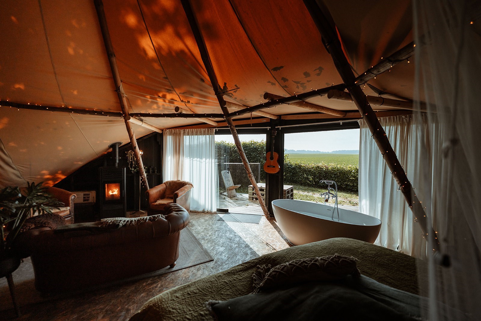 Sfeervolle Tipi tent met panoramisch uitzicht