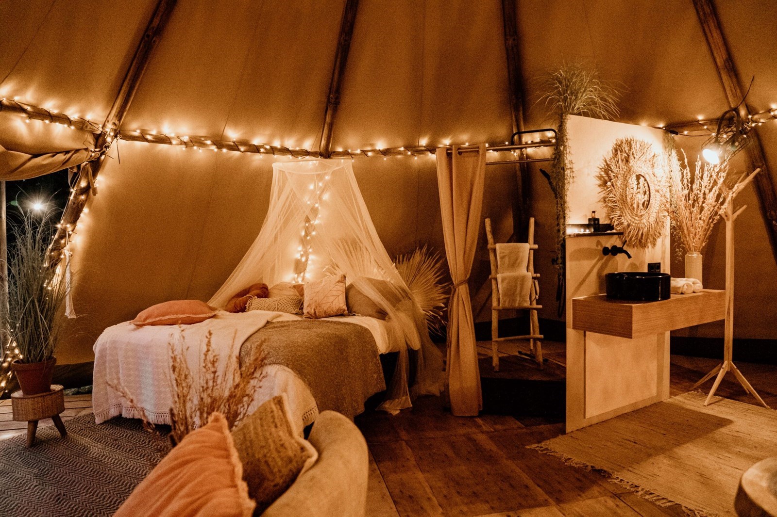 Glamping in een luxe Tipitent met hottub en pelletkachel