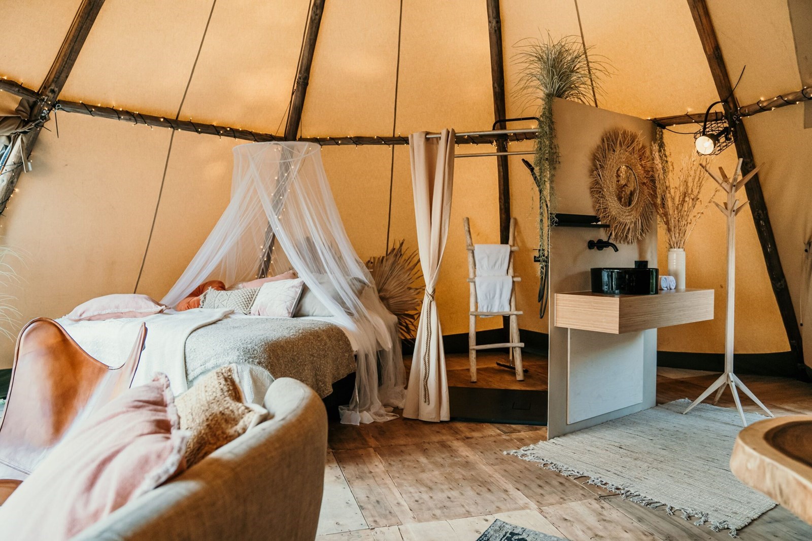 Glamping in een luxe Tipitent met hottub en pelletkachel