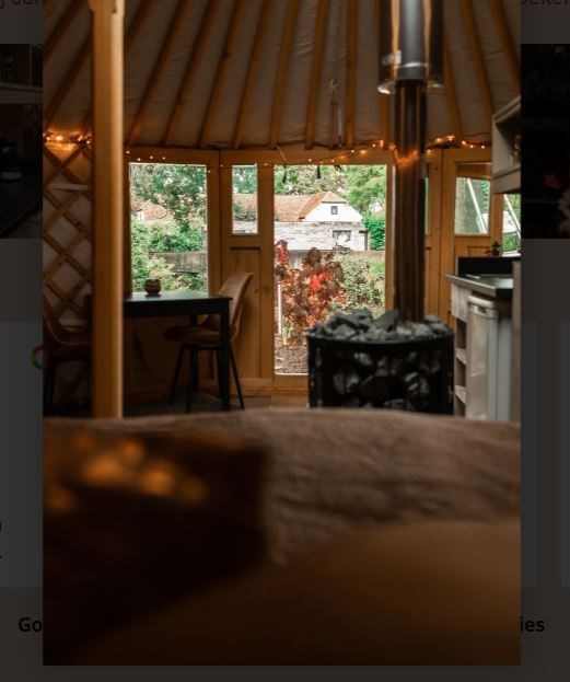 Yurt met privé hottub aan een natuurlijke vijver