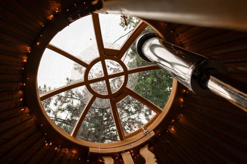 Yurt met privé hottub aan een natuurlijke vijver