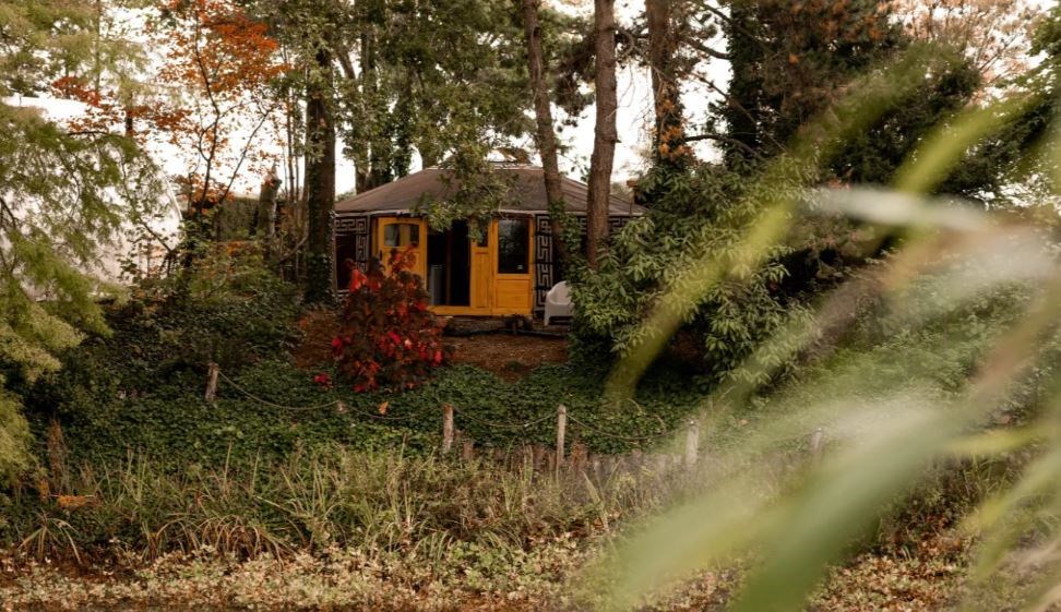 Yurt met privé hottub aan een natuurlijke vijver