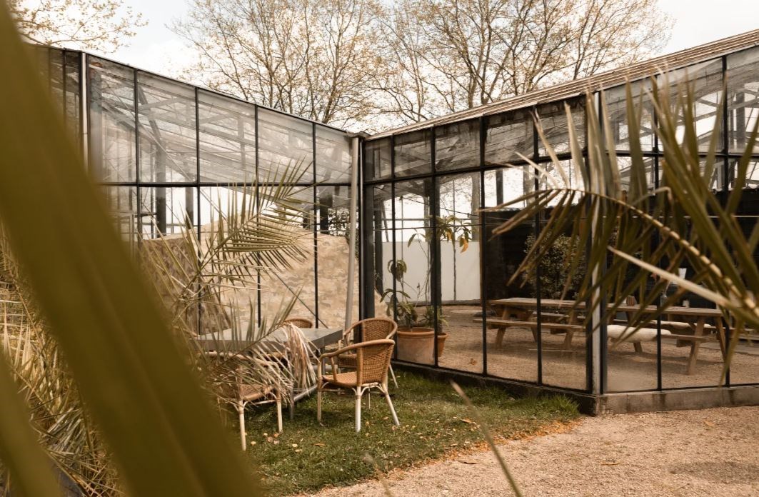 Indoor kamperen in een grote glazen Kas met prive hottub