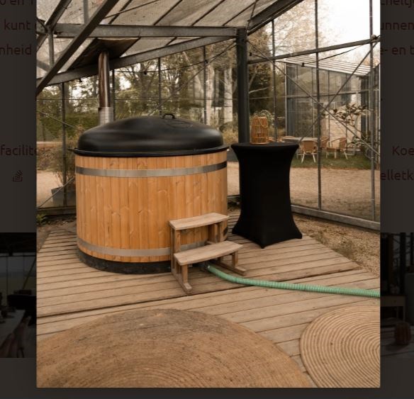 Indoor kamperen in een grote glazen Kas met prive hottub