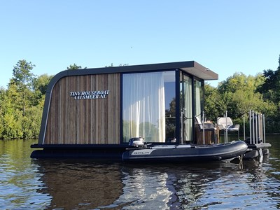Luxe Tiny Houseboat met tender op de Westeinderplassen Luxe Tiny Houseboat met tender op de Westeinderplassen