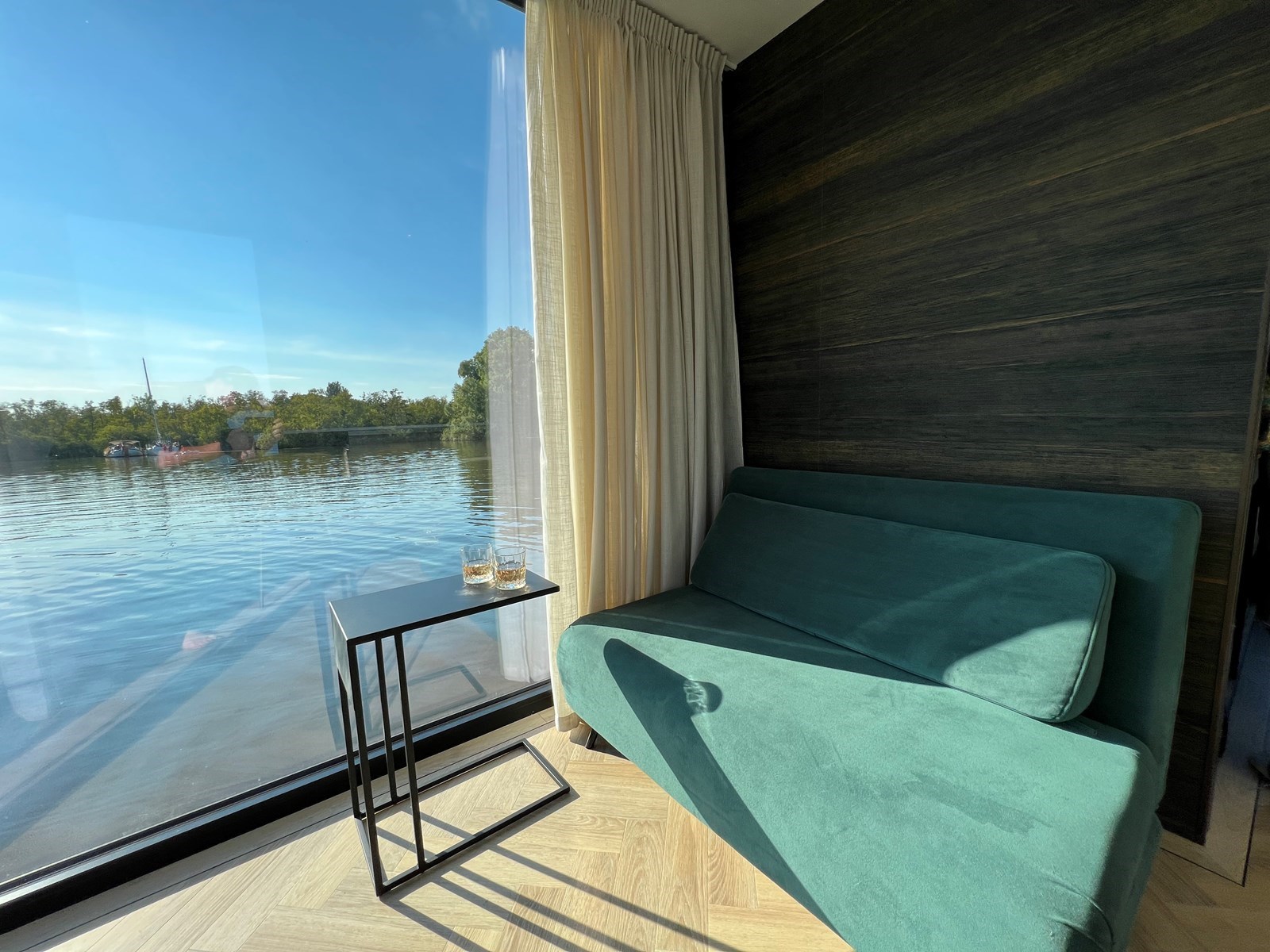 Luxe Tiny Houseboat met tender op de Westeinderplassen