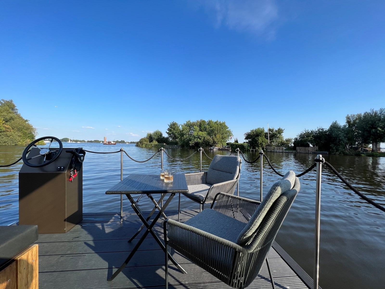 Luxe Tiny Houseboat met tender op de Westeinderplassen