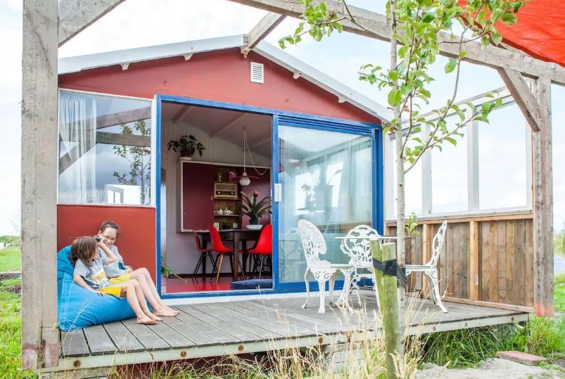 Bijzonder rood huisje met knusse stapel bedstee