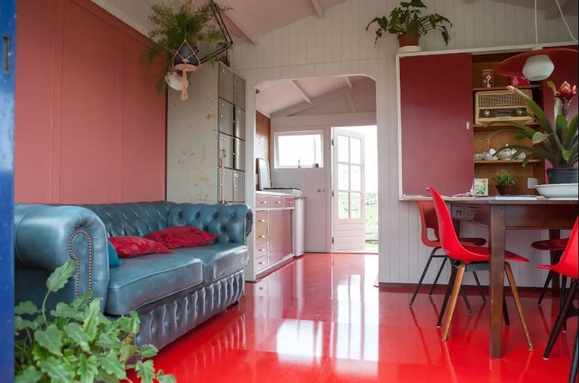 Bijzonder rood huisje met knusse stapel bedstee