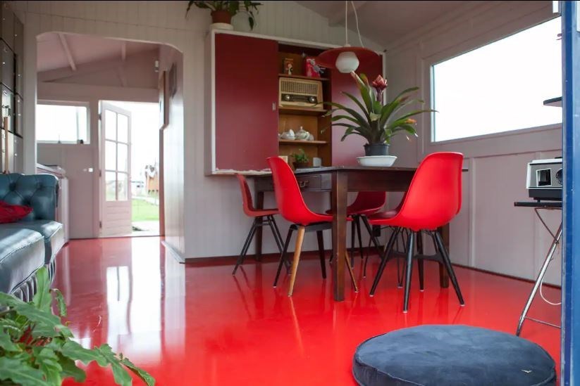 Bijzonder rood huisje met knusse stapel bedstee