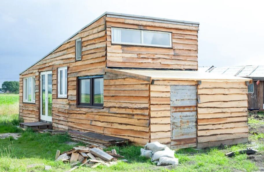 Bijzonder vormgegeven houten huisje