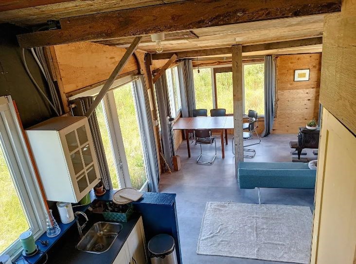 Bijzonder vormgegeven houten huisje