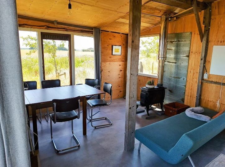 Bijzonder vormgegeven houten huisje